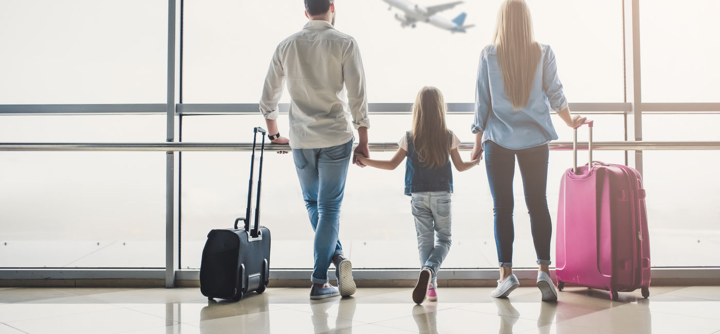 Image: Family at the airport. (Photo Credit: Vasyl / Adobe Stock)