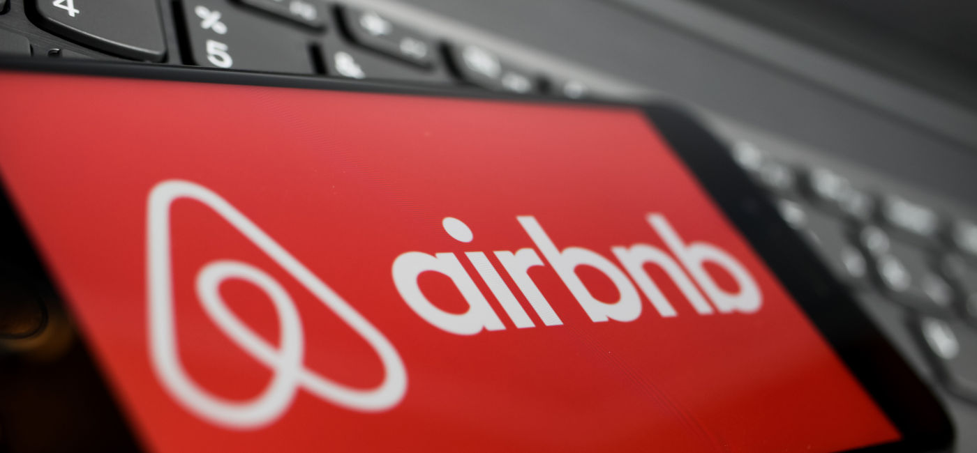 Image: Red airbnb logo. (Photo Credit: Ralf / Adobe Stock)