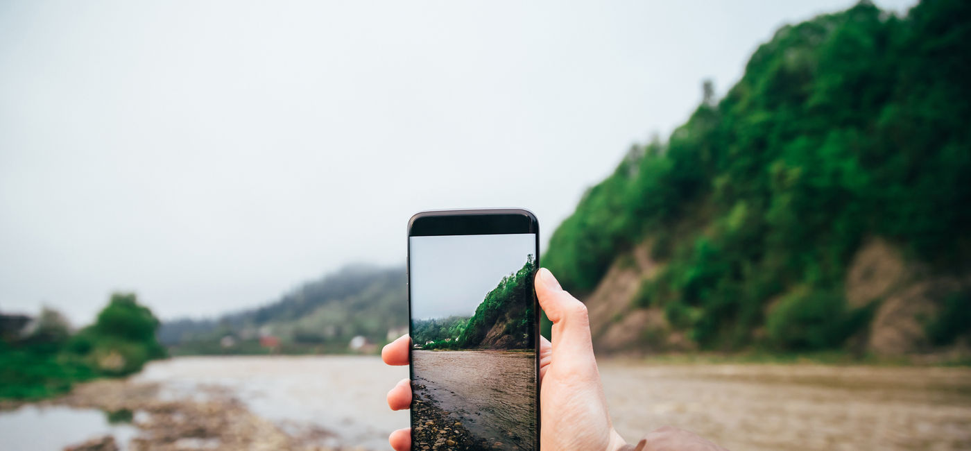 Image: Traveler taking a picture for social media. (Photo Credit: Courtesy AdobeStock)