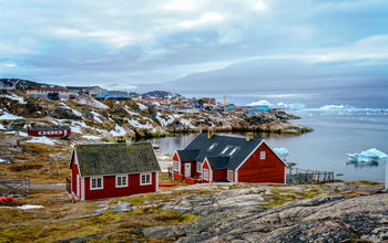 Traditional house in Greenland (Explora_2005 / iStock / Getty Images Plus)