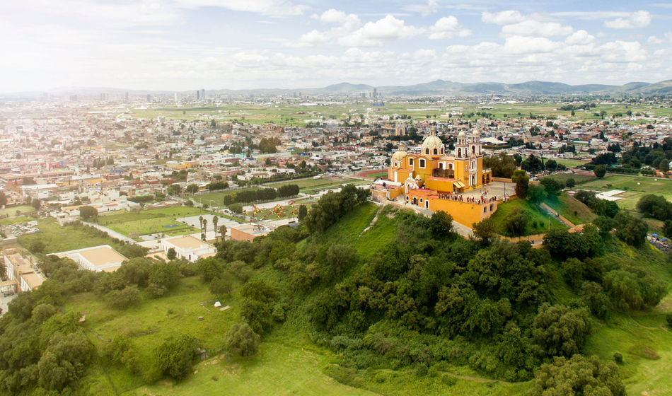 Desde lo alto del Santuario de la Virgen de los Remedios, el visitante domina la ciudad sagrada de Cholula. (Photo via:  iStock / Getty Images Plus /  Orbon Alija).