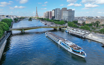 VIVA GLORIA in Paris near the Eiffel Tower